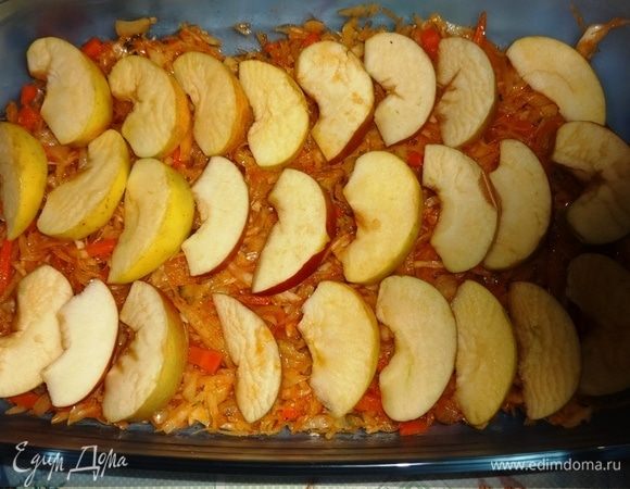 На капусту выложить дольки яблок.