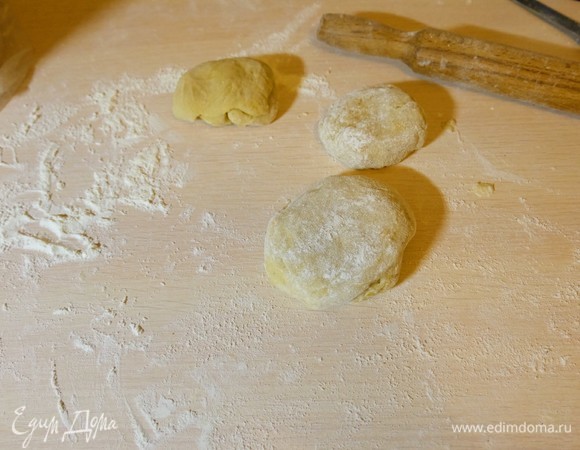 В первую очередь готовим тыквенное пюре (очень удобно нарезать тыкву кубиками и отправить в микроволновку на 5–7 минут), затем смешиваем яйцо, сахар, мед, сливочное масло, сыр, тыквенное пюре и ставим на медленный огонь. Варим, постоянно помешивая. Не кипятить! В последнюю минуту нагрева добавить соду и пряности. Снять с огня и остудить. Добавить муку. Замесить тесто, оно будет немного прилипать к рукам — ничего страшного. Тесто отправить в холодильник на 3–4 часа.