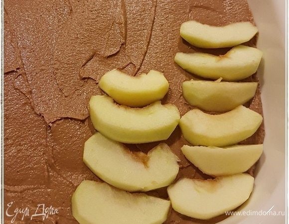 Паштет очень аккуратно выкладываем в форму и сверху укладываем яблоки. Идеально, конечно, яблоки взять антоновские. По-любому нужны кисло–сладкие. Конечно, сочные и твердые. Почистить, вычистить серединки, нарезать дольками и уложить. Вот так, как на картинке.