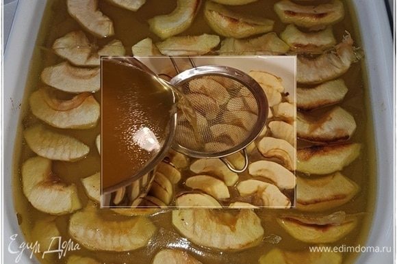 Потом форма отправляется в духовку. Ее разогреть надо до 100–125°C. И держать форму столько времени, чтобы на яблоках появился красивый такой румянец.