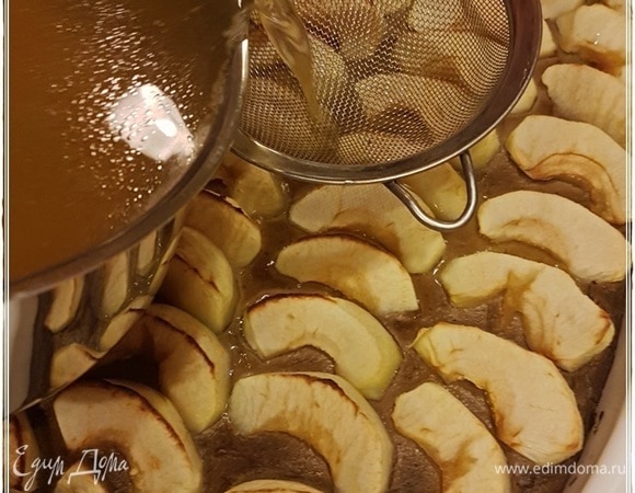 Теперь о галантине. Тут, правда, есть варианты и зависят они от ваших личных пристрастий и вкусов. Можно взять фруктовое желе. Мне важно, чтобы оно не было сладким и подходило к утке по вкусу. Апельсин там или клюква. У нас оказался под рукой бульон. Добавили немного желатина и аккуратно через ситечко залили сверху яблоки. Сначала надо налить столько, чтобы будущий галантин лишь покрыл яблоки, но не дал бы им всплыть. Через некоторое время вылить все остальное. Задача — добиться слоя, в котором яблоки будут полностью погружены в пока еще жидкий галантин.