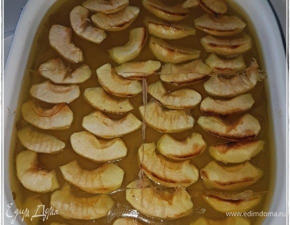 И опять можно поставить в уже остывающую духовку. Минуты на три. Способствует впитыванию. Форму, когда достанете ее из духовки, охладить естественно и убрать в холодильник до застывания галантина. Долго объяснять не буду, просто взгляните на картинку. Смотрится?