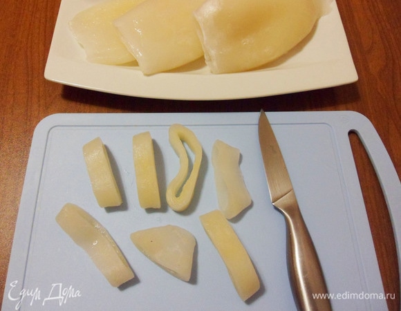 Тушки кальмаров (у меня полностью подготовленные) разморозить на нижней полке в холодильнике. Промыть и нарезать кольцами толщиной не менее 1 см. Если кальмары мелкие, то их можно приготовить и целиком.