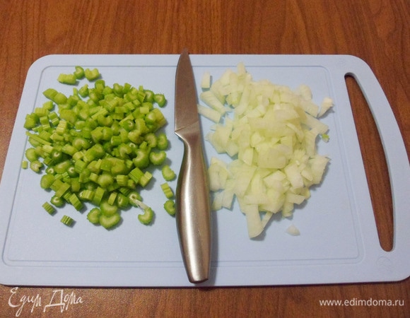 Репчатый лук почистить и ополоснуть водой. Хорошо промыть стебли сельдерея. Лук и сельдерей мелко нарезать.