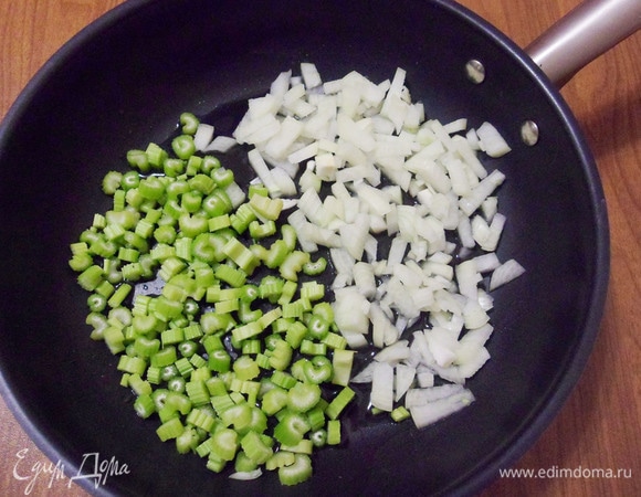 На сковороде разогреть половину масла (3 ст. л.) и обжарить лук и сельдерей.