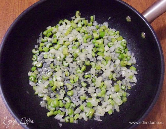 Обжаривать около 5 минут, пока лук и сельдерей не станут мягкими.