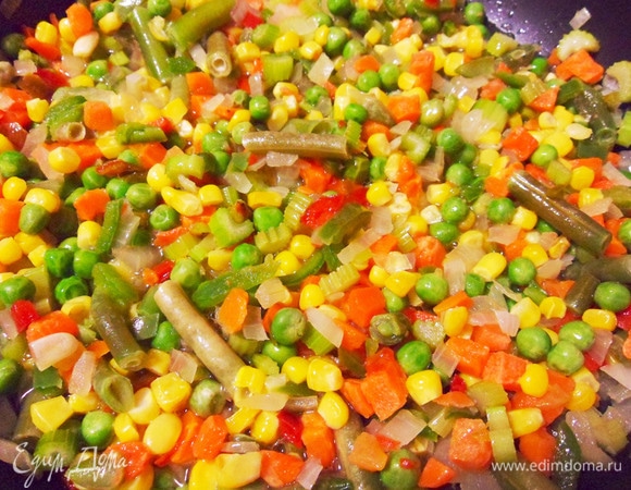 Влить 120 мл сухого белого вина.