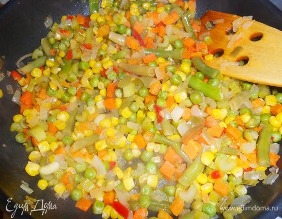 После того, как вино выкипит, добавить овощной бульон (или воду). Дать жидкости почти полностью выпариться. Посолить, поперчить. Снять сковороду с огня и накрыть крышкой. Овощи готовы.