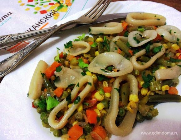 Соте из кальмаров с овощами готово. Приятного аппетита!