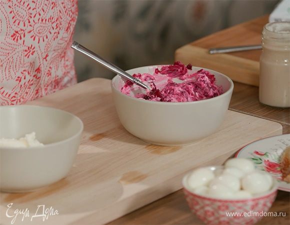 Приготовить топинги: сливочный сыр разложить в две миски, в одну добавить натертую свеклу, посолить, поперчить и перемешать, в другую выложить натертый огурец, рыбу, хрен со сливками, поперчить и перемешать.