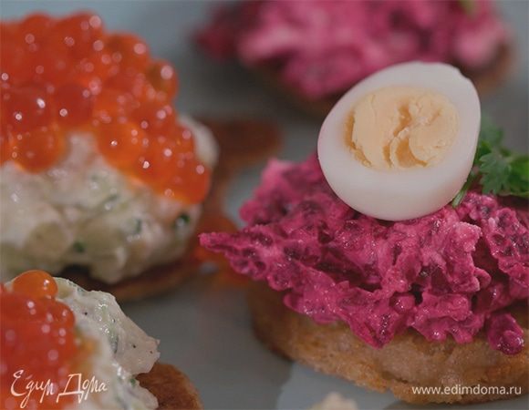 Украсить все листьями кинзы.