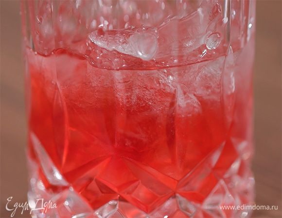 Лед выложить в бокал, влить все напитки и перемешать.