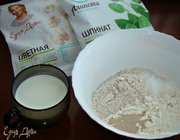 В миске смешать все сухие ингредиенты, в отдельной чашке смешать жидкие. Кефир, смешанный с водой, необходимо слегка подогреть, но смесь не должна быть горячей.