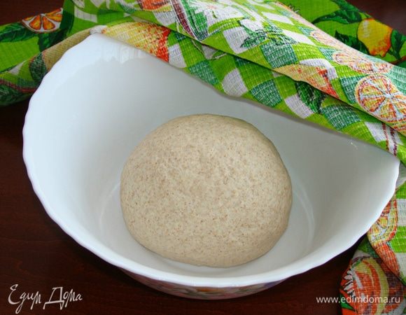 Смешать все ингредиенты и замесить мягкое эластичное тесто. Сначала тесто будет липким, но после 10–15 минут тщательного вымешивания оно станет мягким, податливым и не будет липнуть к рукам. Готовое тесто накрыть салфеткой и поставить в теплое место примерно на час.