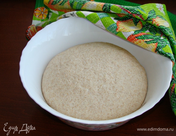 Через час поднявшееся тесто обмять и разделить на три равные части.