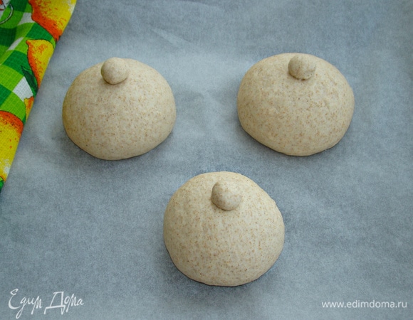 Сформировать три буханочки хлеба, как на фото. Снова накрыть салфеткой и оставить минут на 15–20 для подъема. Затем разогреть духовку до 200°C и выпекать хлеб до готовности примерно в течение 30 минут.