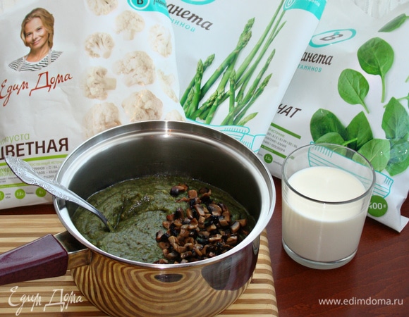 Часть овощного бульона слить, овощи пюрировать погружным блендером. Влить в суп сливки и добавить оставленные ранее шампиньоны. Они придадут супу своеобразную изюминку. Посолить и поперчить по вкусу. Суп прогреть на среднем огне несколько минут.