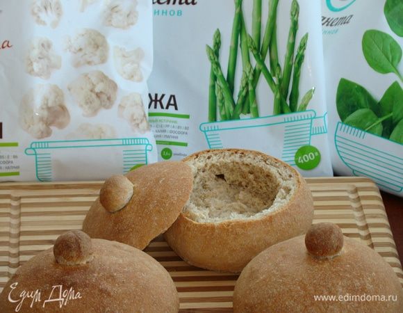 Аккуратно срезать верхушки, мякиш вынуть, формируя таким образом «тарелочку».