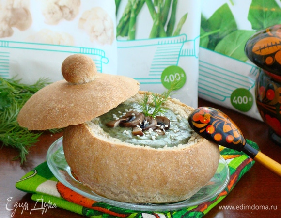 Наполнить тарелочки вкусным супом-пюре и сразу же подавать к столу. Такой супчик не оставит никого равнодушным.