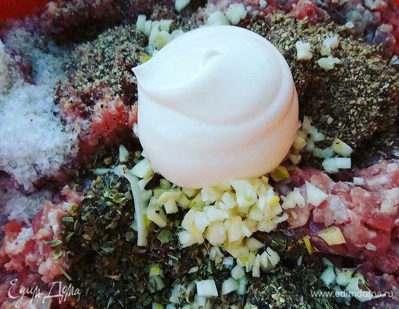 Все ингредиенты тщательно перемешиваем.