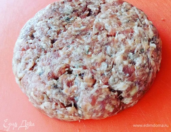 Формируем котлеты для бургера диаметром 10 см и высотой 1,5–2 см.