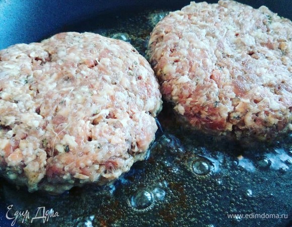 После жарки котлеты уменьшатся до 8 см.