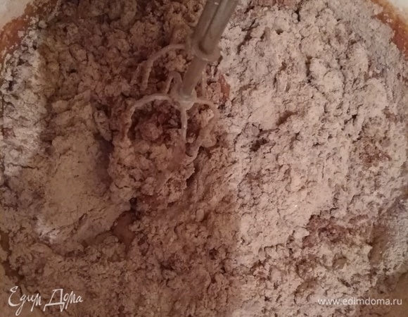 Ввести смесь из шага 2 в жидкие ингредиенты и перемешать миксером на медленной скорости.