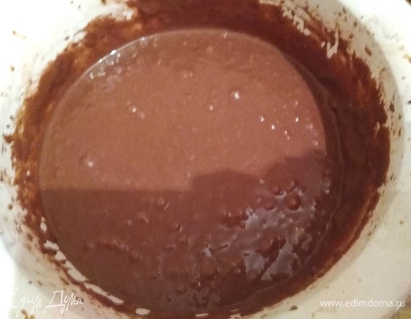 Влить горячий кофе в тесто, перемешать.