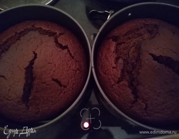 Подготовить формы для выпечки. Понадобятся 2 разъемные формы диаметром 22 см. Я захотела сделать высокий торт, поэтому взяла диаметром 18 см. Смазать формы растительным маслом. Разделить тесто на 2 формы. Выпекать 40 минут до сухой палочки.