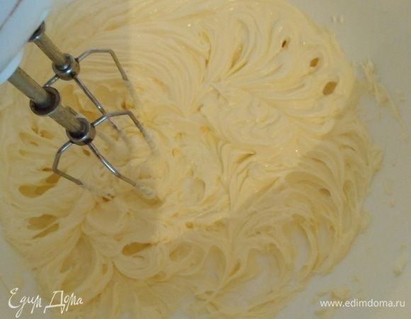 Готовим крем. Масло комнатной температуры взбить на высокой скорости миксером.