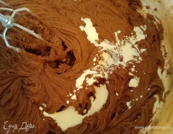 Влить сливки и экстракт (я его не добавляла). Взбить еще 1–2 минуты.