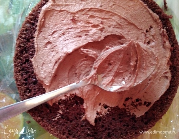 Коржи равномерно смазать кремом, складывая один на другой.