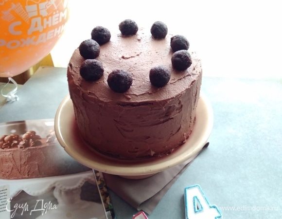 Бока и верх тоже смазать. Украсить по желанию. Убрать на 4 часа в холодильник.