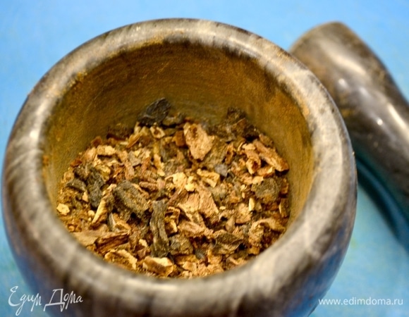 Сушеные грибы растолочь в крошку.
