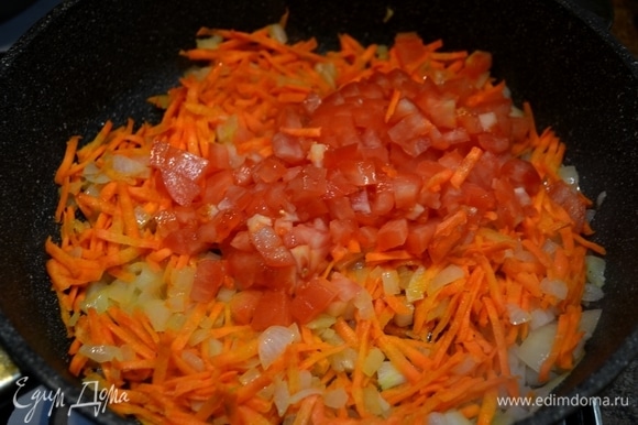 Пассеруем лук, нарезанный мелким кубиком, морковь, натертую на крупной терке, и помидор, нарезанный кубиком.