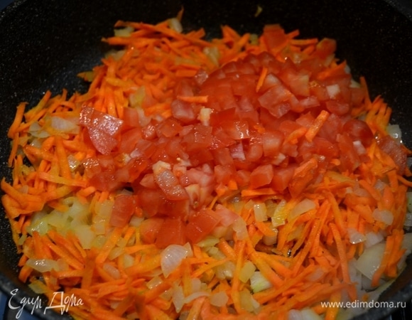 Пассеруем лук, нарезанный мелким кубиком, морковь, натертую на крупной терке, и помидор, нарезанный кубиком.