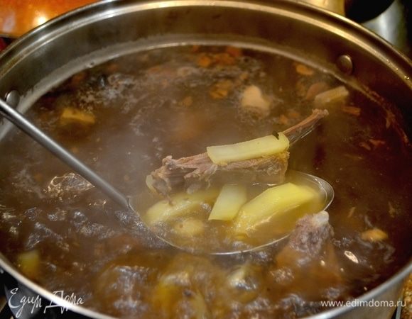 Сваренные ребрышки разрезать на кусочки, добавить грибы и картошку, нарезанную соломкой. Снимаем пенку, чтобы бульон был красивым.