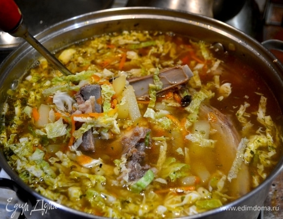 Когда капуста будет почти готова, добавляем пассерованные овощи.