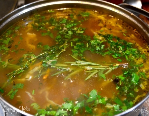 Далее добавляем соль, специи, зелень и в самом конце — тертый чеснок. Веточки тимьяна и розмарина убрать после выключения огня.