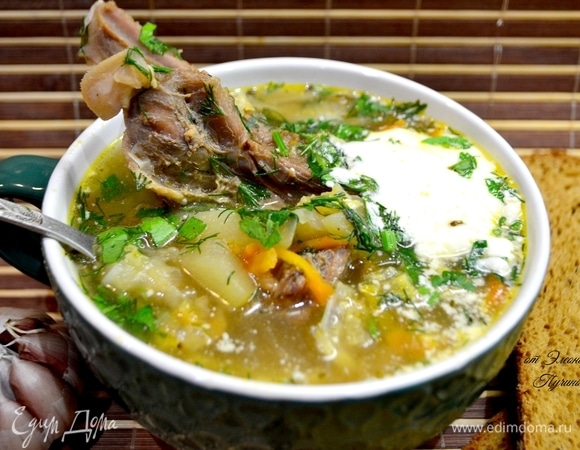 Разливаем щи порционно. Добавляем сметану и свежую зелень. Наслаждаемся вкусами свежих овощей, трав и даров леса! Ммм)