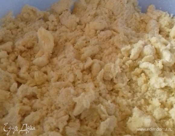 Перетираем масло с мукой и солью. Потом вливаем яйцо с водой и замешиваем тесто.