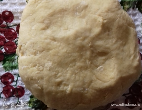 Убираем тесто минут на 15 в холодильник настояться.