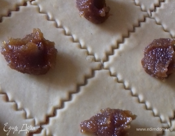 Разложила по центру повидло.