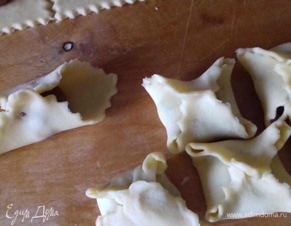 Защипнула края теста в виде конвертика. Выпекать до готовности. У всех печки разные. У меня обычная газовая духовка. Поэтому ориентируйтесь на свою технику.