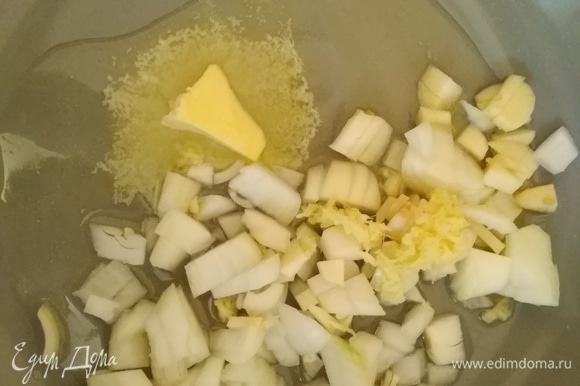Разогреть оба вида масла в сковородке. Пассеровать нарезанный лук, чеснок и натертый имбирь 2–3 минуты.