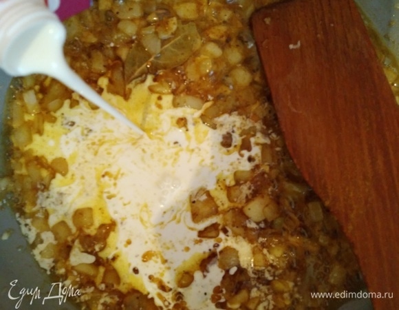 Влить сливки, тушить соус еще 3 минуты.