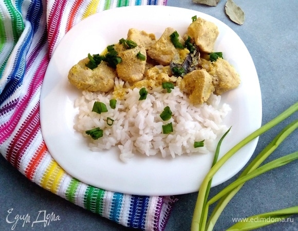 Подавать карри, посыпав зеленым луком. На гарнир лучше всего приготовить рис.