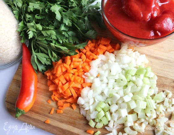 Овощи (стебель сельдерея, 1 луковицу, оставшуюся морковь, чеснок) мелко нарезать. Если используете острый перец, порежьте 0,2 шт. мелкими кусочками, я этот перец не использовала.