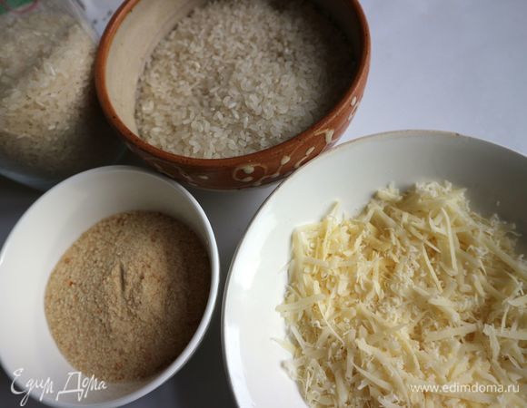 Сыр натереть на терке. Рис тщательно промыть.