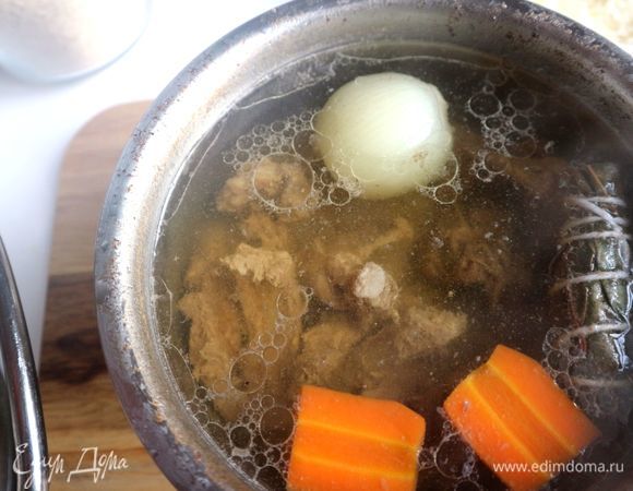 Бульон готов. Процедить его через сито.